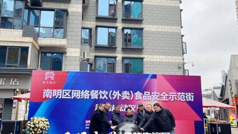 小标题：厨房台面乱象：调味瓶的烦恼